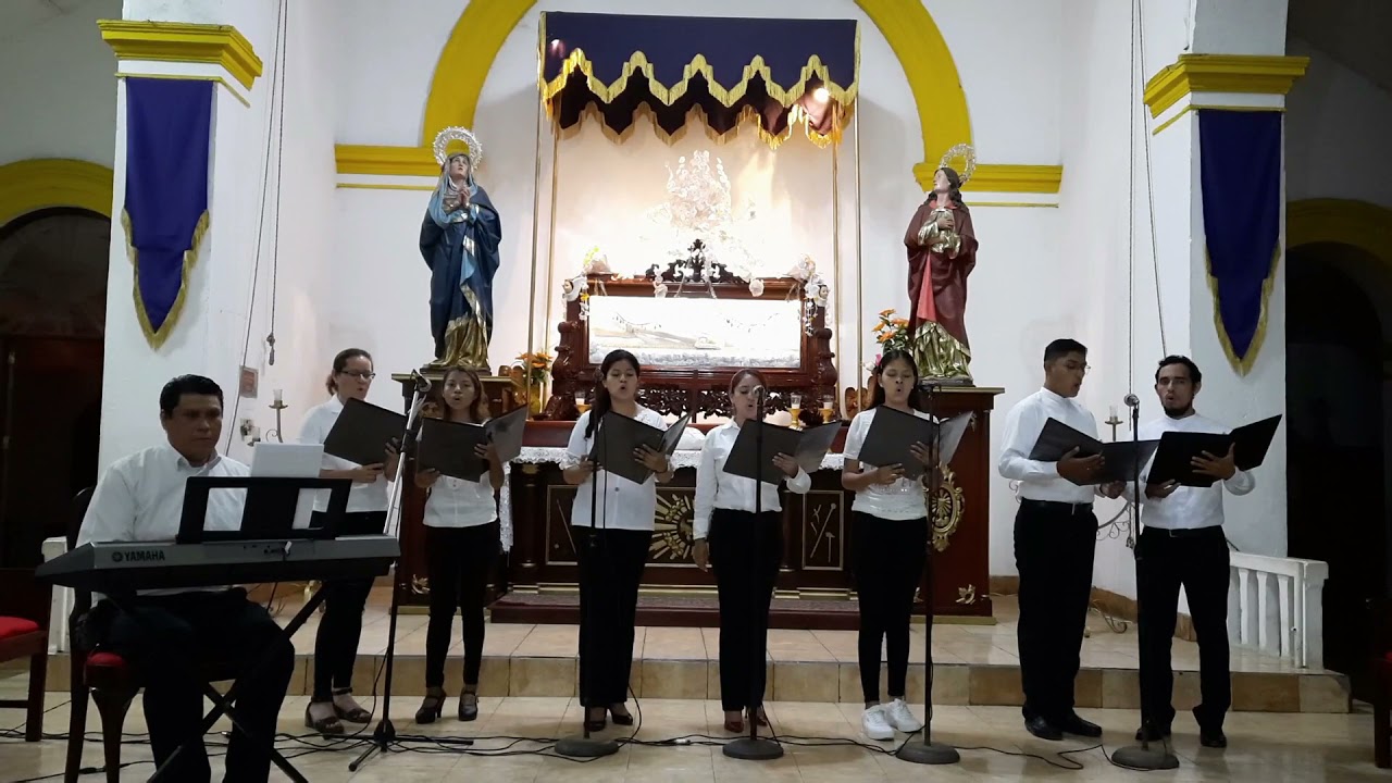 Postrado ante la Cruz.