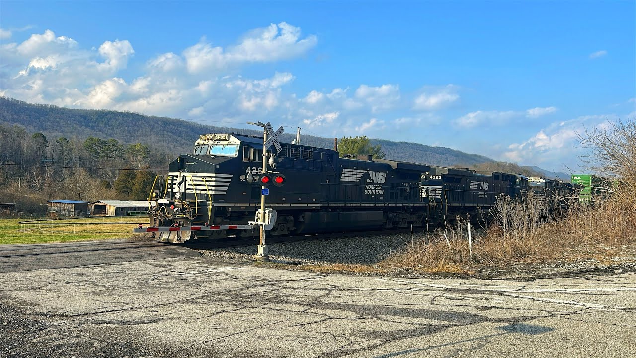 Norfolk Southern hotshot 29F heads South in South Rockwood Tn 