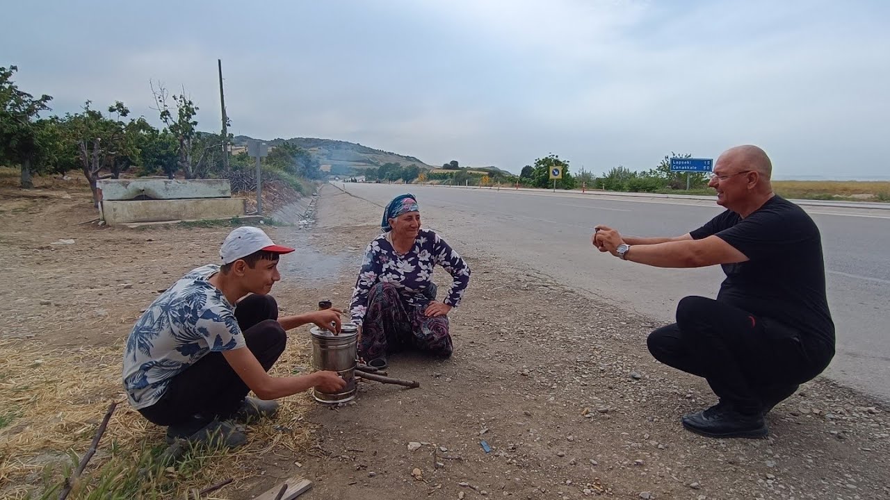 #živaistina #kuha čaj,prodaje ga zajedno sa sinom,pored autoputa. Preživljava od milosti vozača.