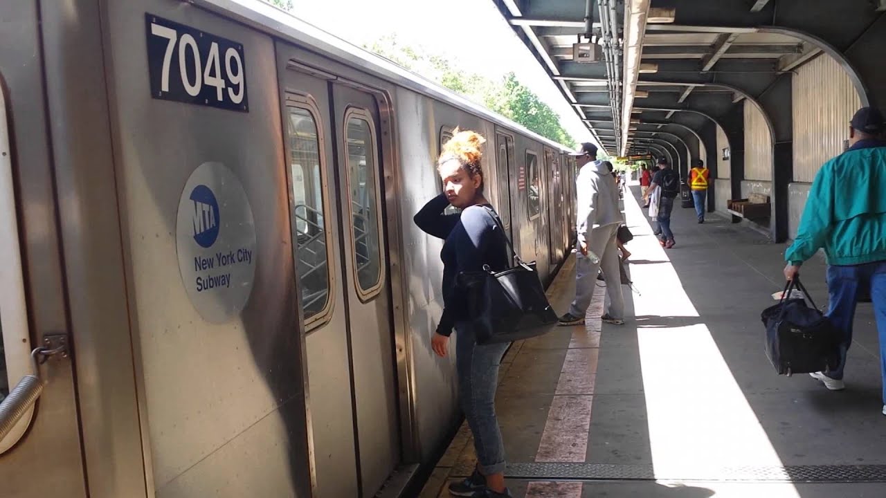 IRT Dyre Avenue Line: Manhattan & Dyre Avenue Bound R142 (5) Train @ Gun Hill Road