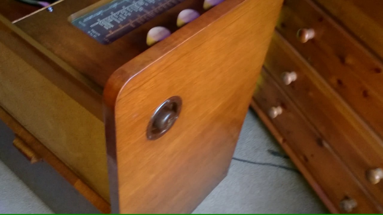 H.M.V Radiogram Model 1618A (1953) Plays 