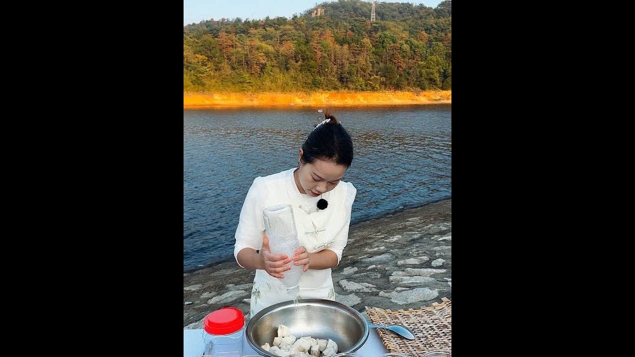 霉豆腐是强大的“天然味精”，能赋予菜肴浓郁的咸鲜味。