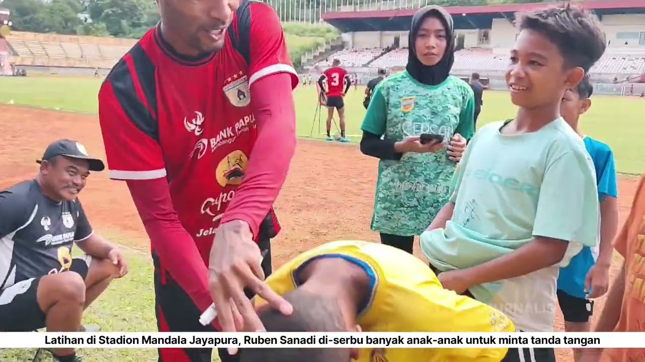 Latihan di Stadion Mandala Jayapura, Ruben Sanadi di-serbu banyak anak-anak untuk minta tanda tangan