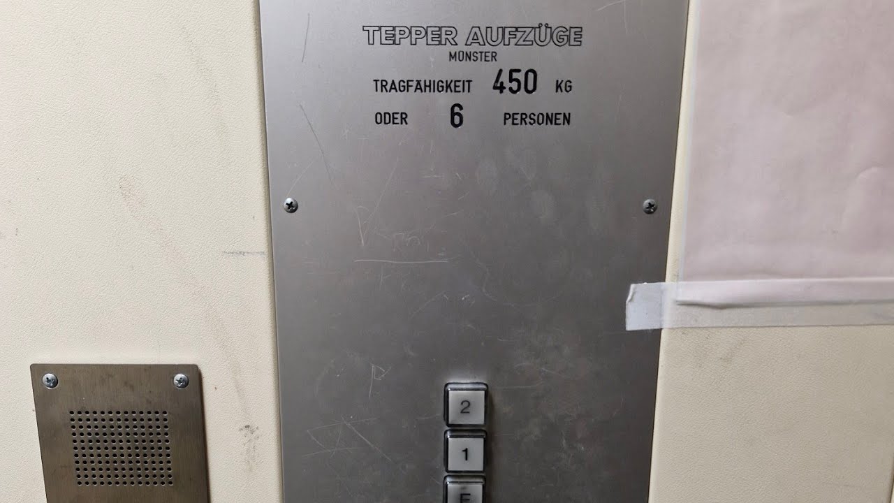 Sehr lauter Motor! 1987 Tepper Hydraulikaufzug in einem Wohn- und Ärztehaus in Datteln. 