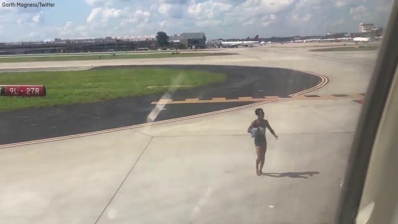 Man exits plane and runs on tarmac at Atlanta airport
