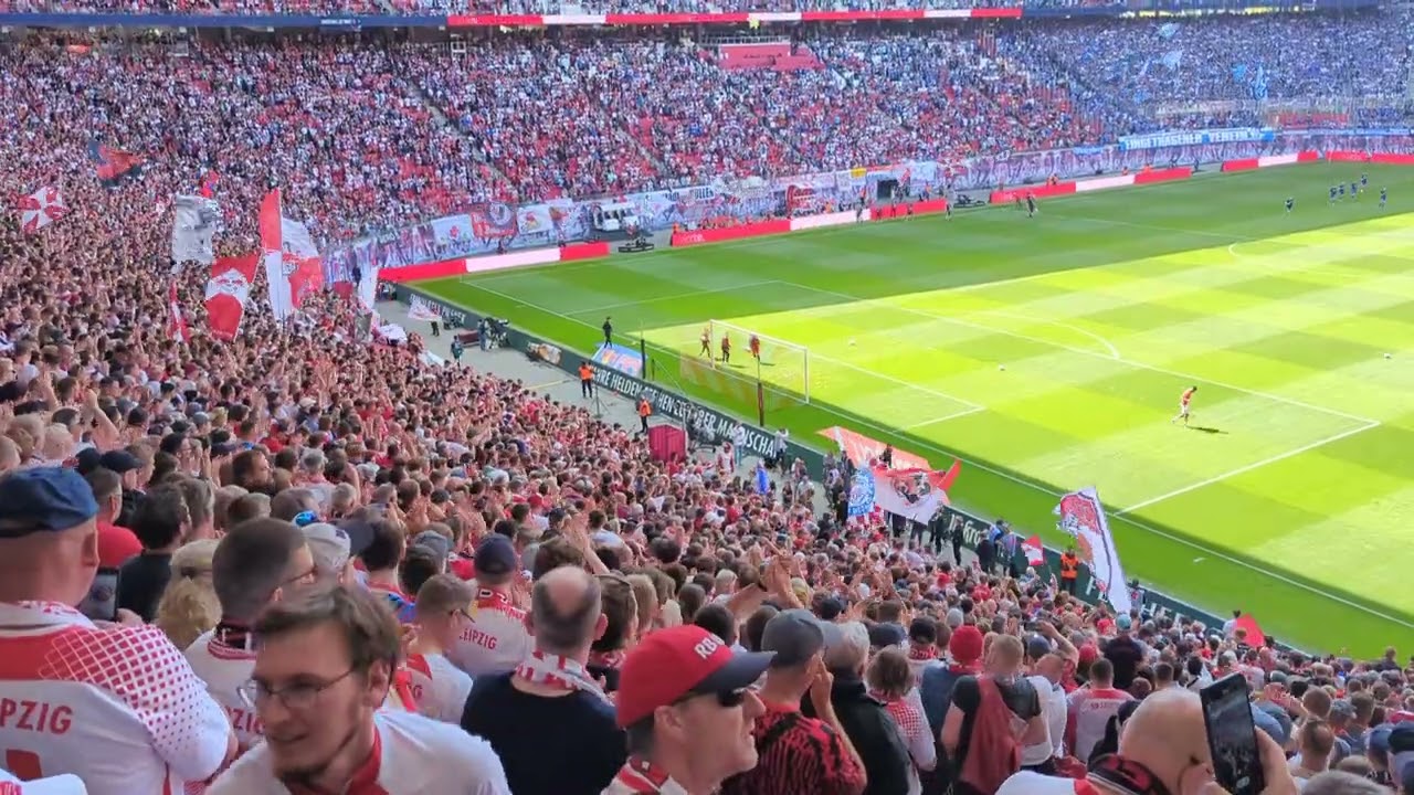 Meisterfeier der RBL - Frauen vor dem Spiel #rbleipzig vs. #s04