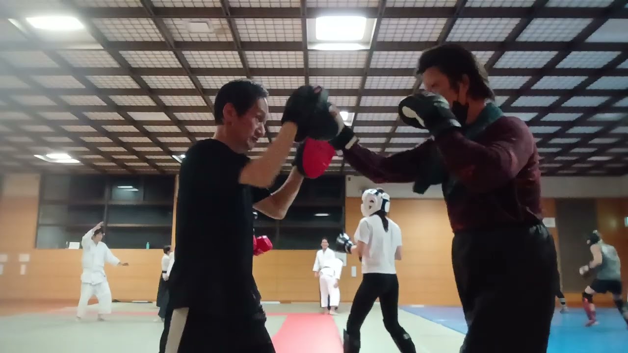 東山千種スポーツセンター🥊先輩初めての、ミットを、持ってもらう🥊俺も、ミット打ちは、久しぶりだぁ🥊医者に怒られるなぁ😱😱😱