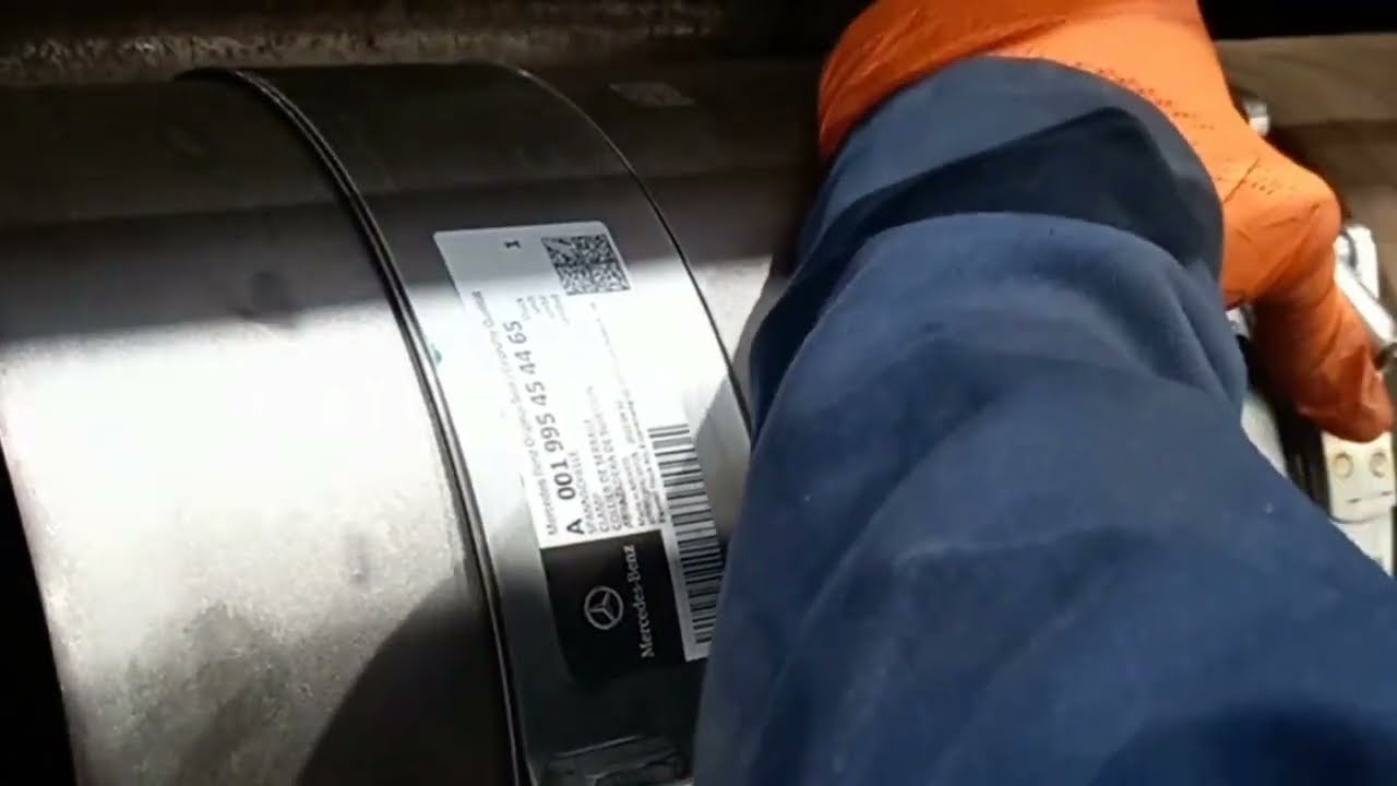 M-B euro 6. DPF change. Time lapse.