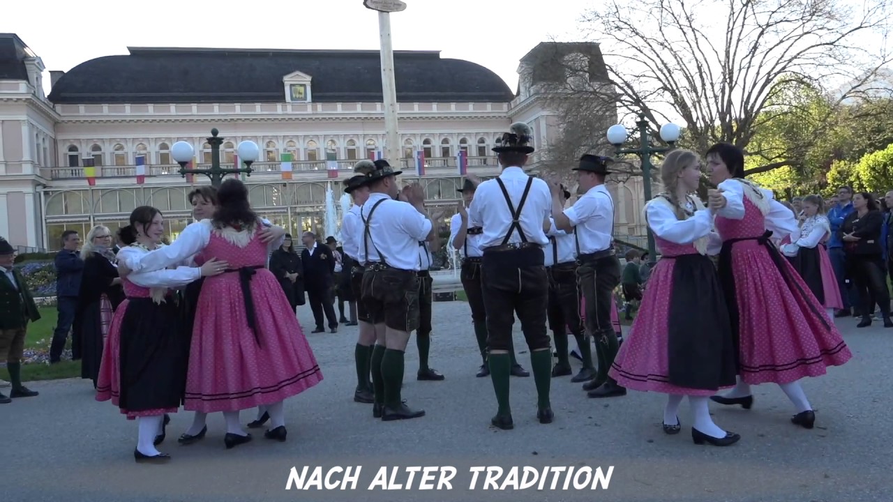 1. Mai Maibaum aufstellen Bad Ischl
