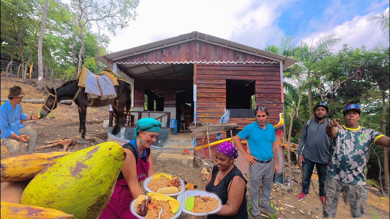 COCINANDO en un CAMPO DOMINICANO PUERTO PLATA la CASA que parece el ARCA de NOÉ 