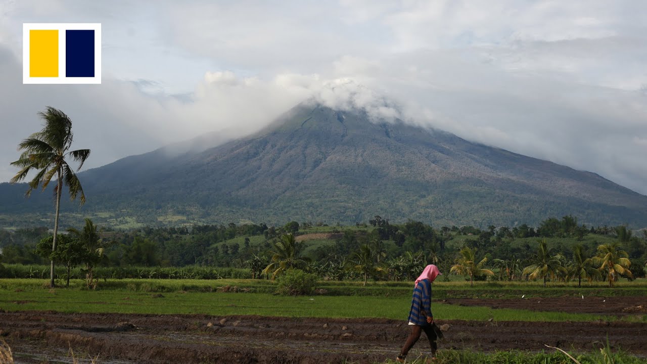 Volcano coats Philippine town in ash