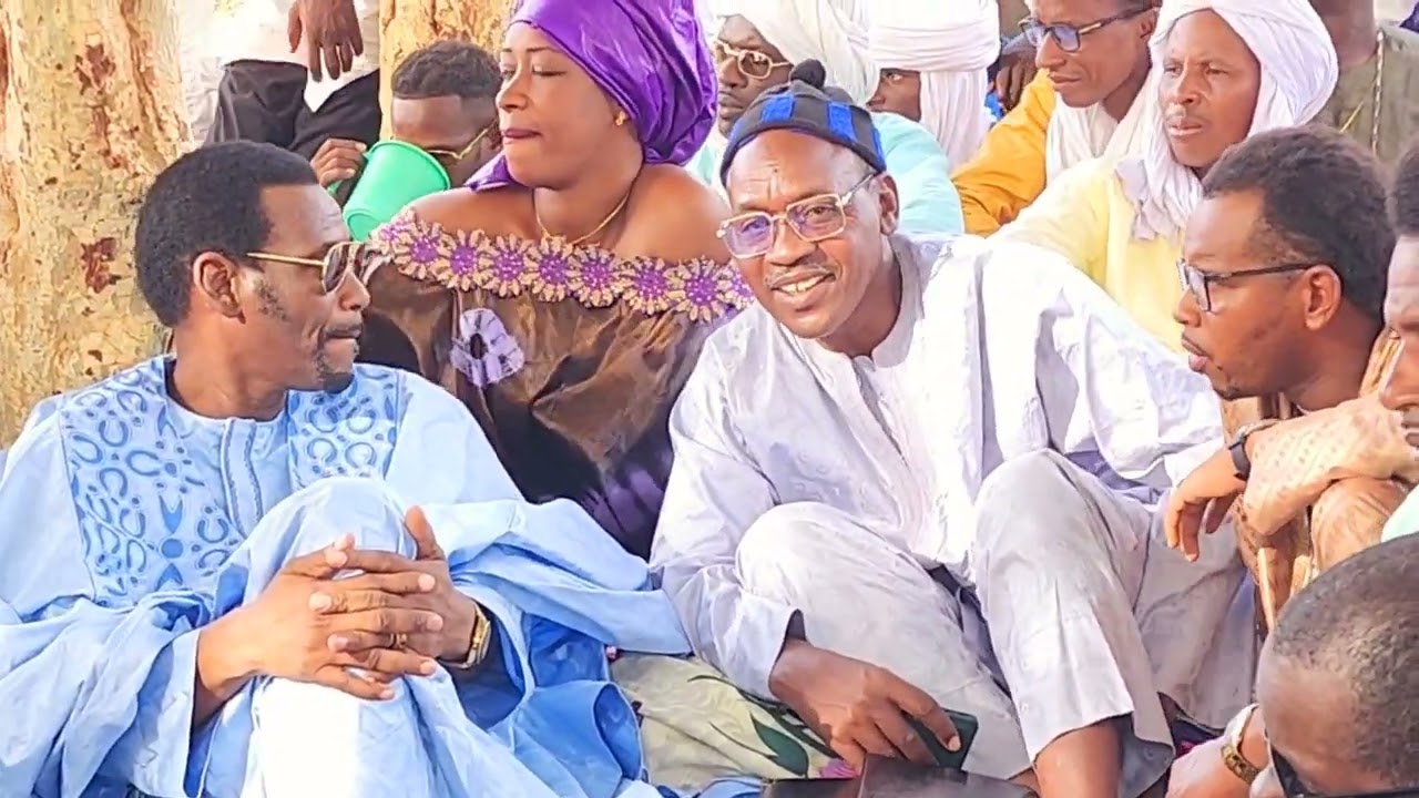 le maire de la commune de mbane dembel dembare sow a petes diagues avec sa délégation