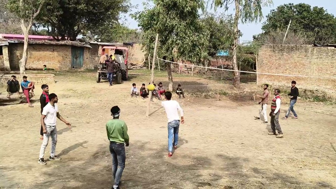 गांव वाले का वॉली बॉल खेलने का तरीका भी अलग होता हैं 