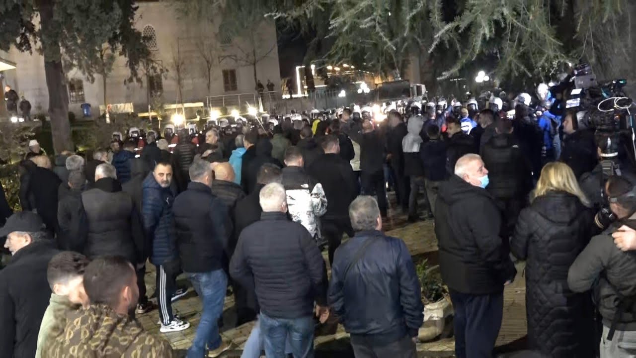 Pas tensioneve në Kryeministri, protestuesit marshojnë drejt Parlamentit