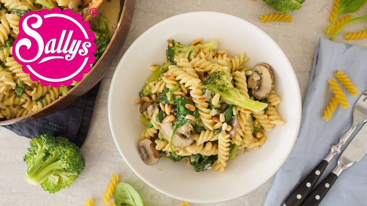 One Pot Nudeln – Champignons, Brokkoli und Spinat / 15 Minuten Rezept / Sallys Welt