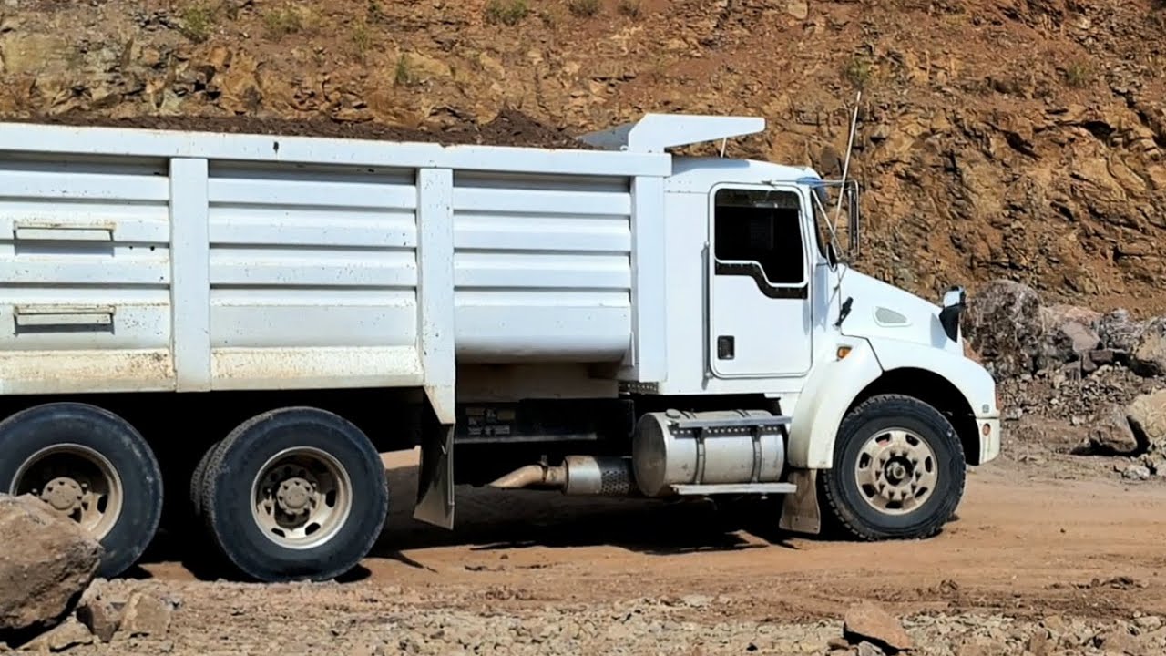 Excavadora CAT 330CL cargando un camión de volteo Kenworth de 14 m³