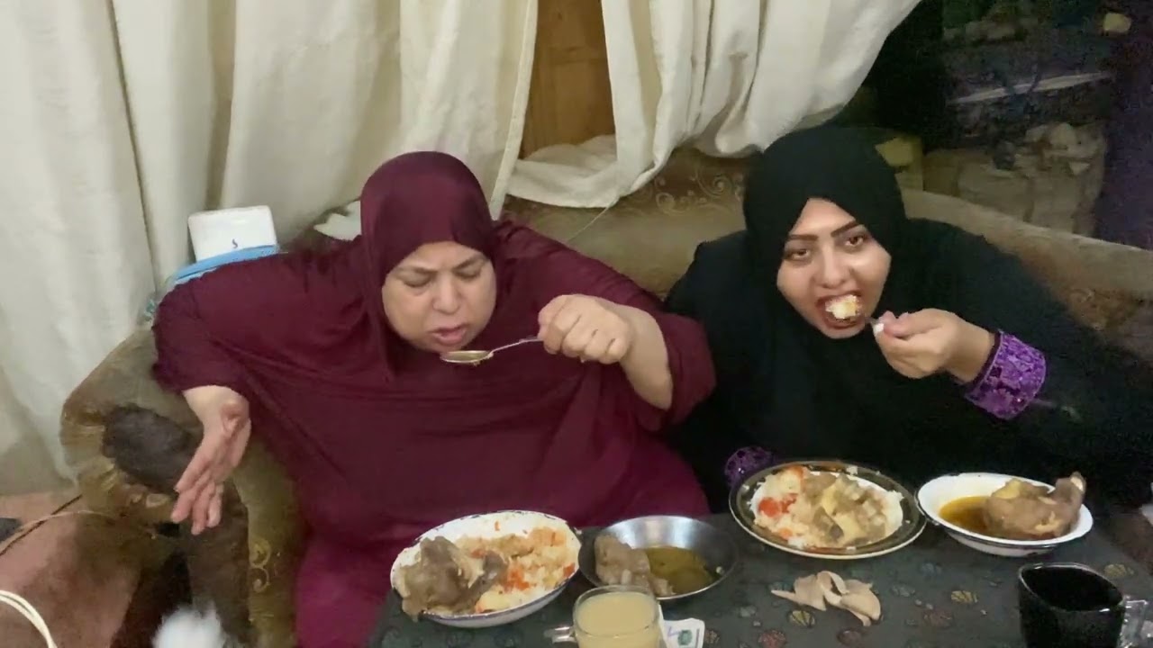 تحدي الاكل الكوارع وفته ولسان الراس تحدي قوي جدا بيتي وبين ماما ياتره مين الل هيكسب☺️☺️