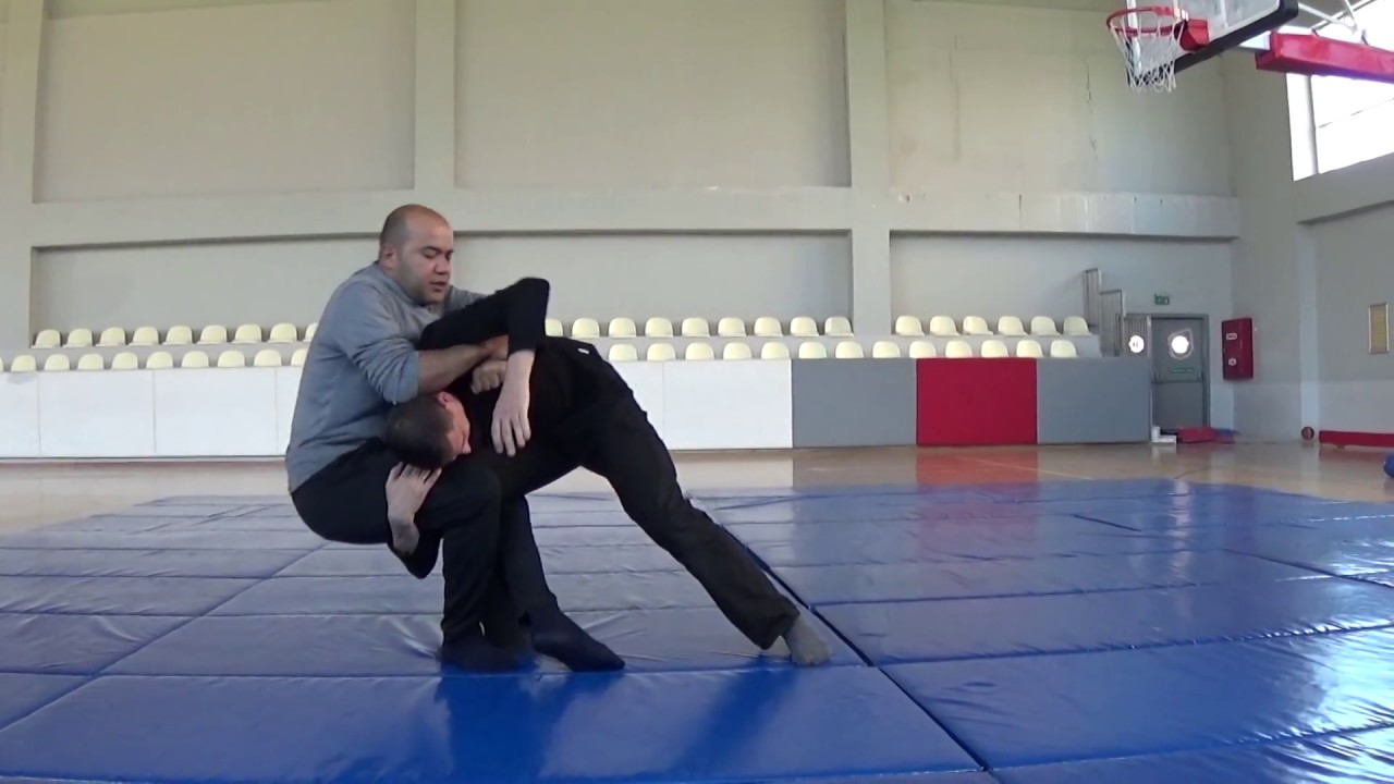 G&uuml;reş&ccedil;i tarzı alttan saldırılardan kurtulma. #savunmateknikleri #g&uuml;reş #selfdefence #dangal