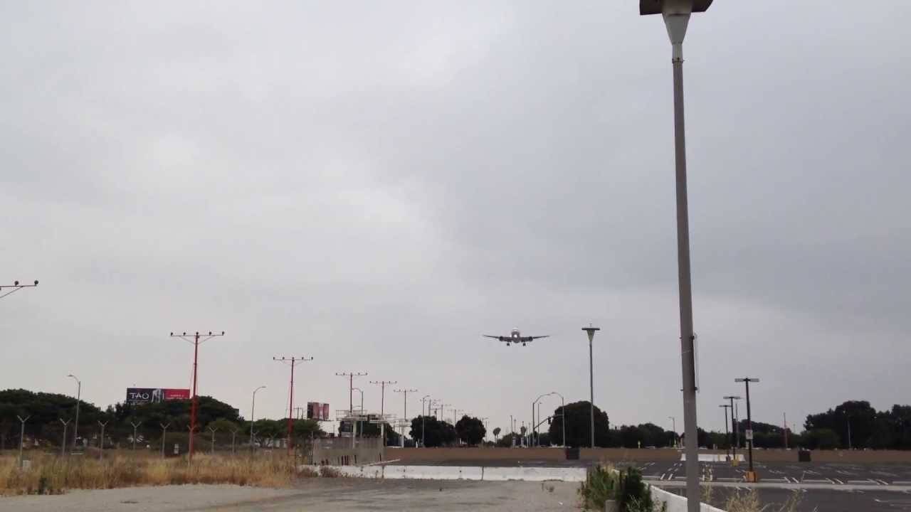 UNITED AIRLINES BOEING 777-200 LANDING IN LOS ANGELES (LAX) N206UA