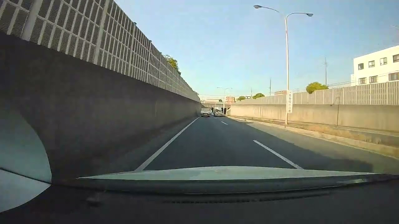 テールスライドと思いきや、トラックに押されて中央分離帯へ♪