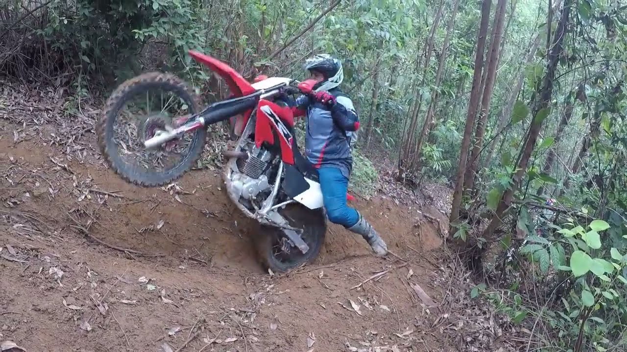 fiz a utima trilha do ano na xr 200  estava muito molhado