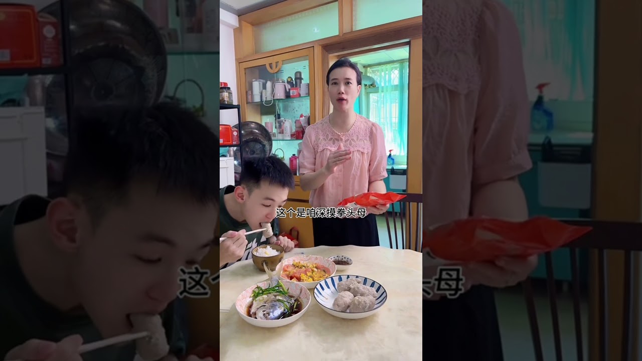 在泉州，有一种肉丸叫拳头母，它不是圆的，而是像拳头一样的肉饼，吃起来也比普通的肉丸更有嚼劲。平时拿来煮汤或者当小吃都可以，也可以像我这样用淀粉水给它裹上一层薄薄的衣，放油锅里煎一煎，煎到两面金黄就可