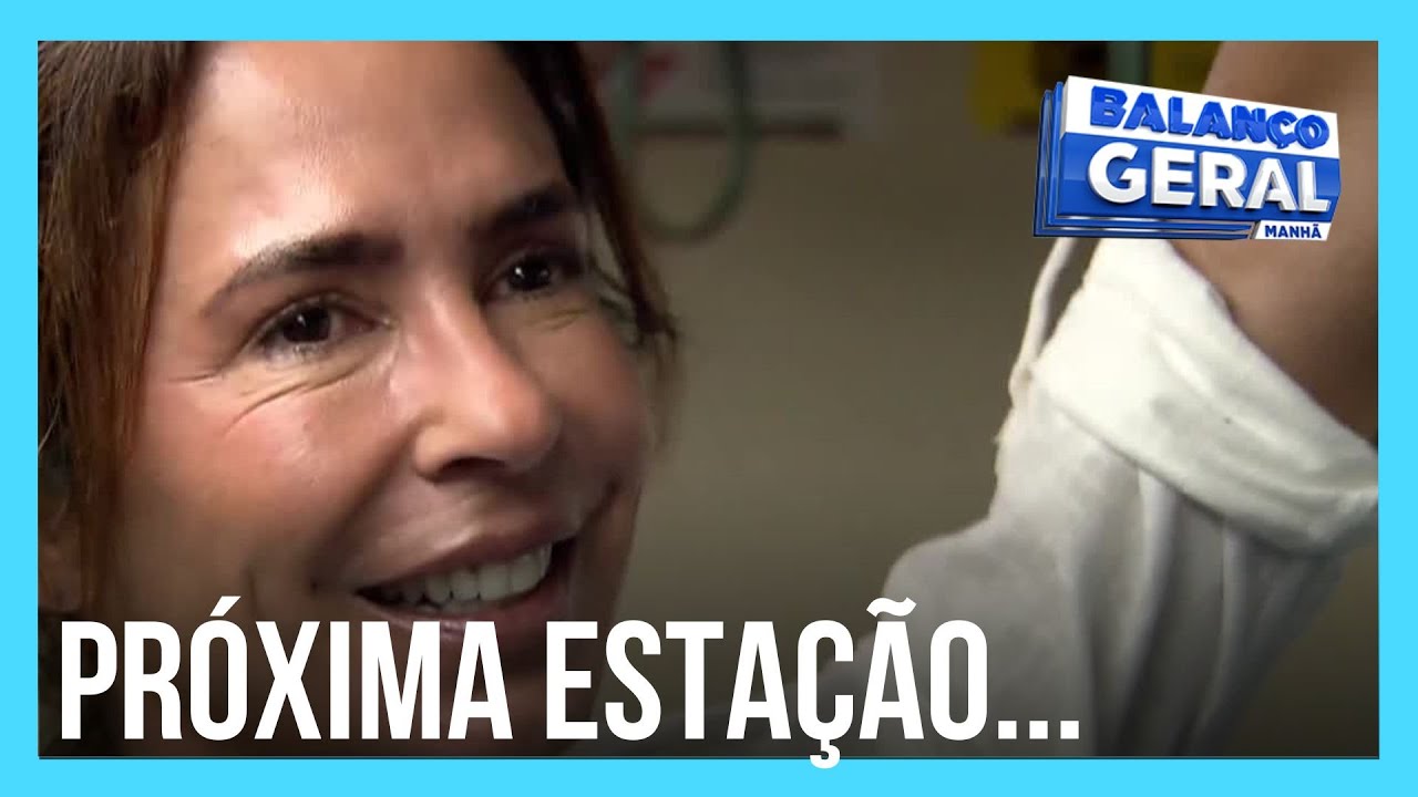 De quem é a voz do metrô? Conheça Juliana Veiga, responsável por anunciar as estações nos vagões