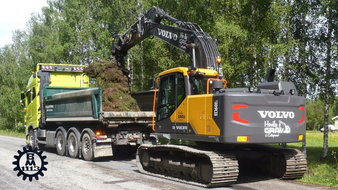Volvo EC160EL ditching a road with a Steelwrist x20 tiltrotator and gradingbucket