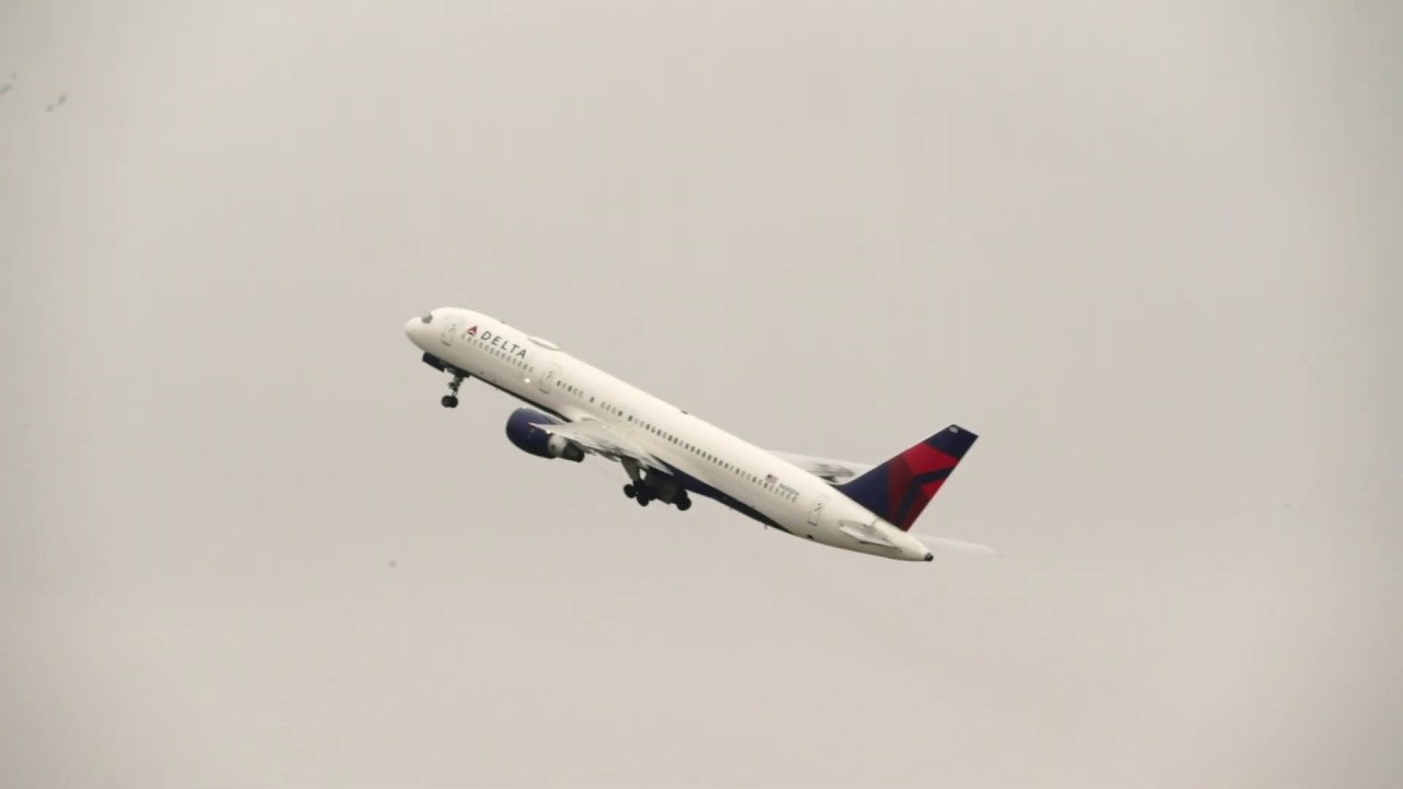 Awesome Short Take Off Delta 757 Jet Steep Climb
