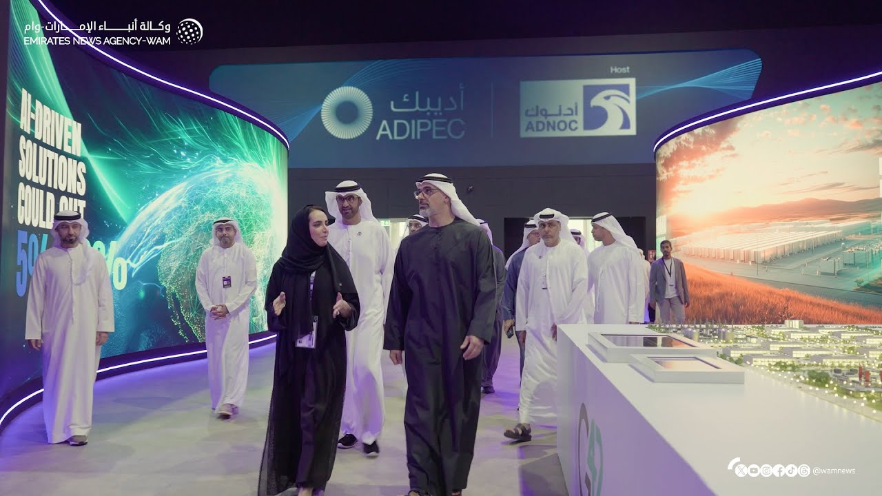 خالد بن محمد بن زايد يزور معرض ومؤتمر أبوظبي الدولي للبترول 