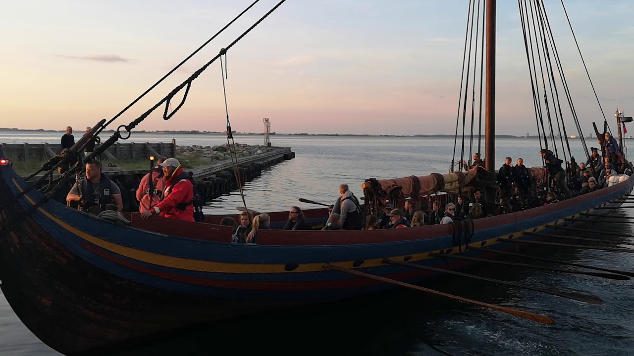 Havhingsten paa vej ind i Omø havn