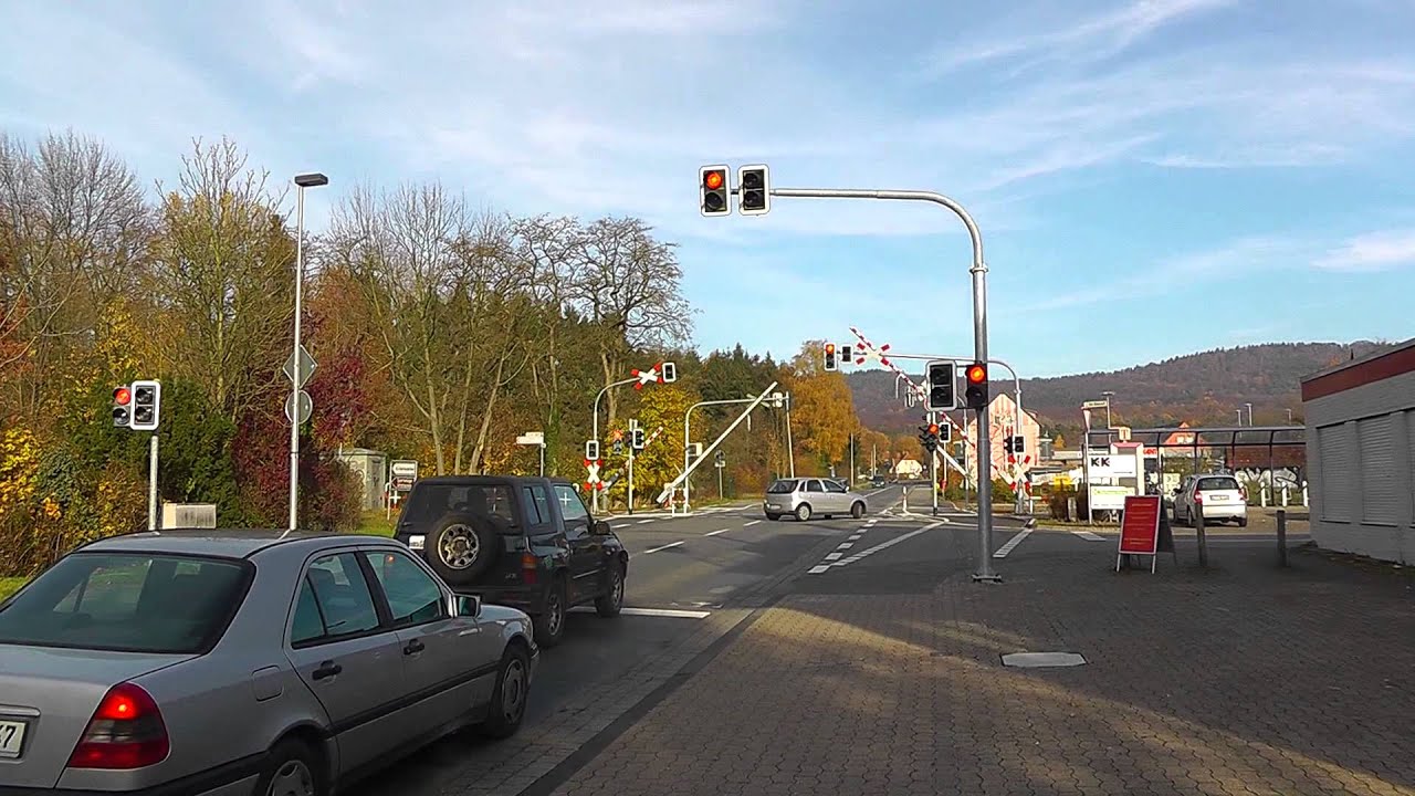 Endlich ist der Bahnübergang fertig in Steinhagen mit der Fußgengerampel