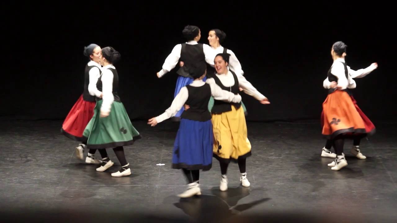 201512190901 Eguzkilore Dantza Taldea 1º Saria jaso ondoren dantzatuzuen berriro