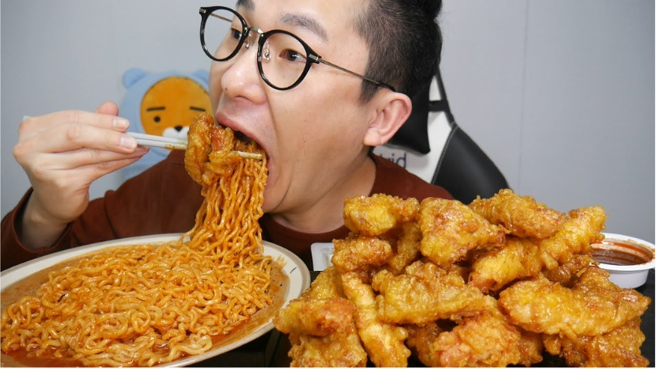 교촌신메뉴 허니순살치킨과 뉴핵불닭볶음면 조합 리얼사운드 먹방 REAL SOUND MUKBANG EATING SHOW