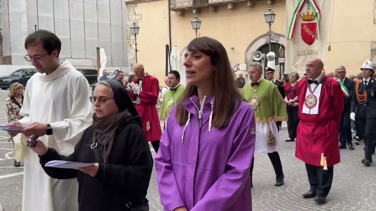 Sgarbi a Sulmona fa il comizio durante la processione del Corpus Domini