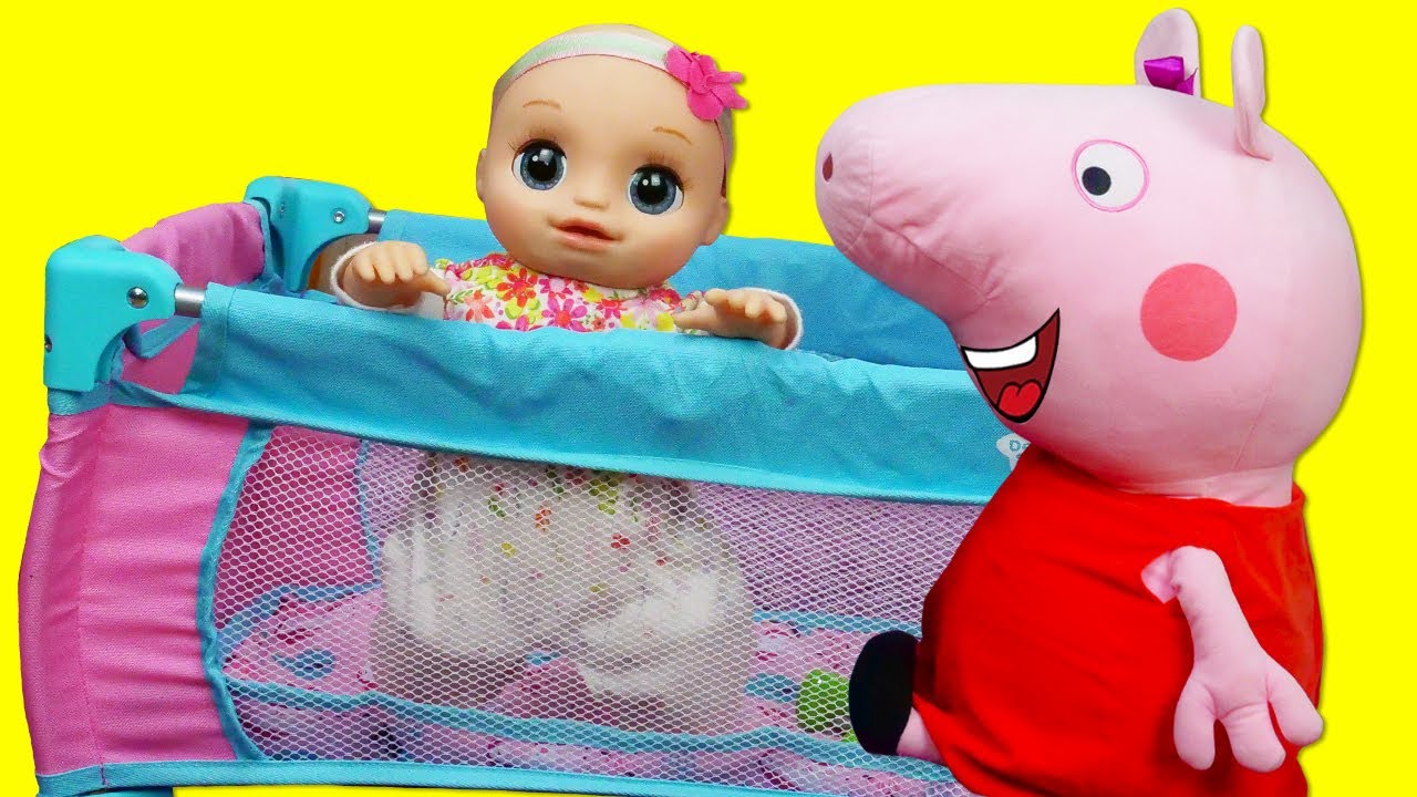 Un lettino da giochi per la bambola Baby Alive! Video per bambini con i giocattoli di Peppa Pig