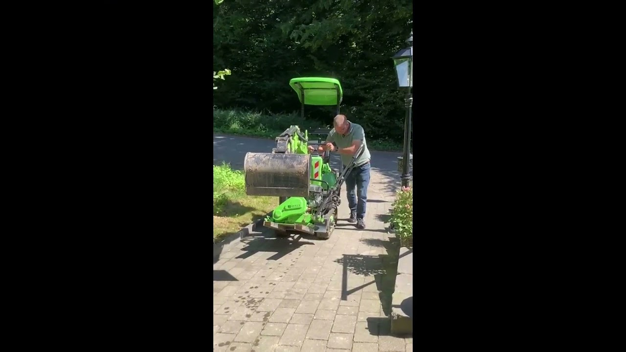 Die kurzen Palettengabeln am Zipper Minibagger ZI-MBGS600