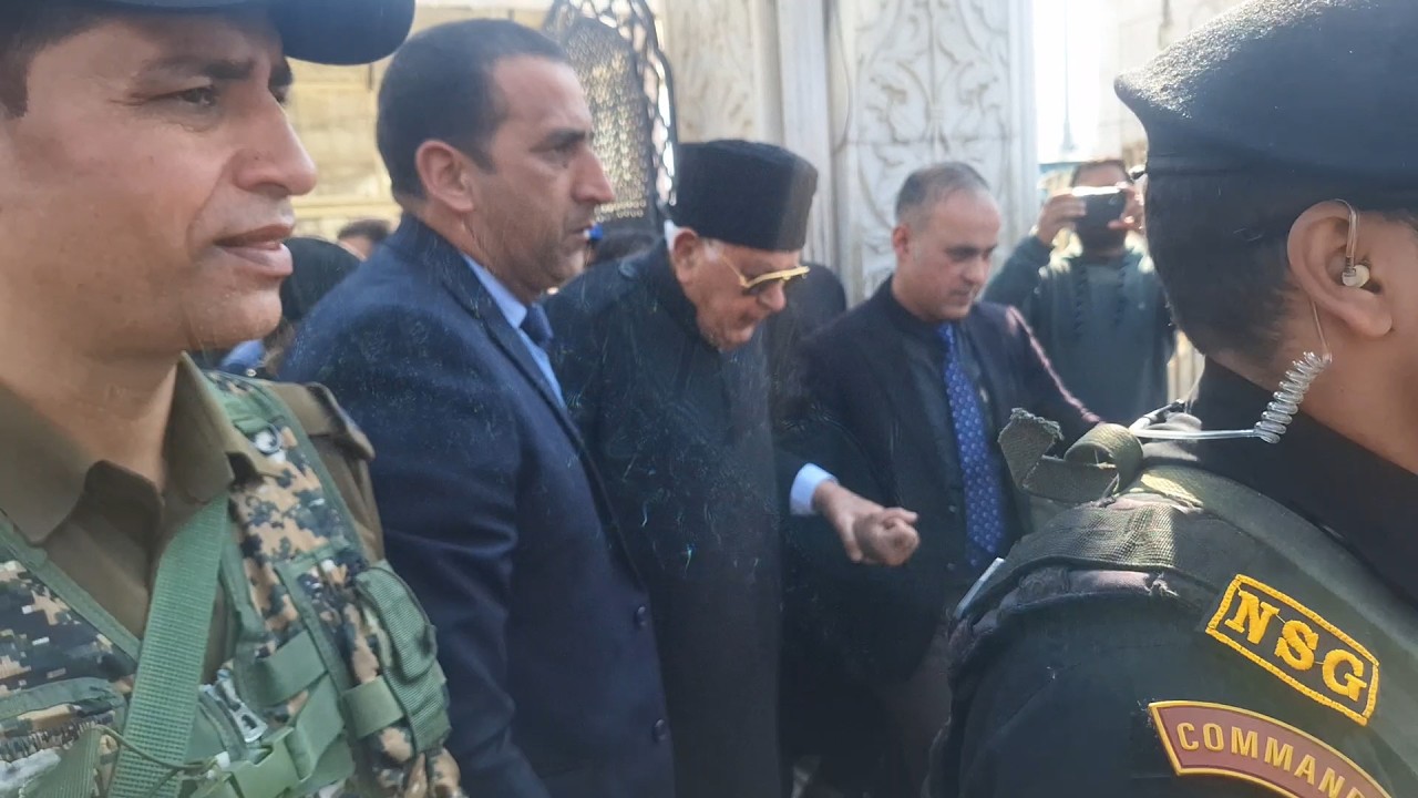 Фарук Абдулла молится за мир и процветание в Джамму и Кашмире в первую пятницу Рамадана.