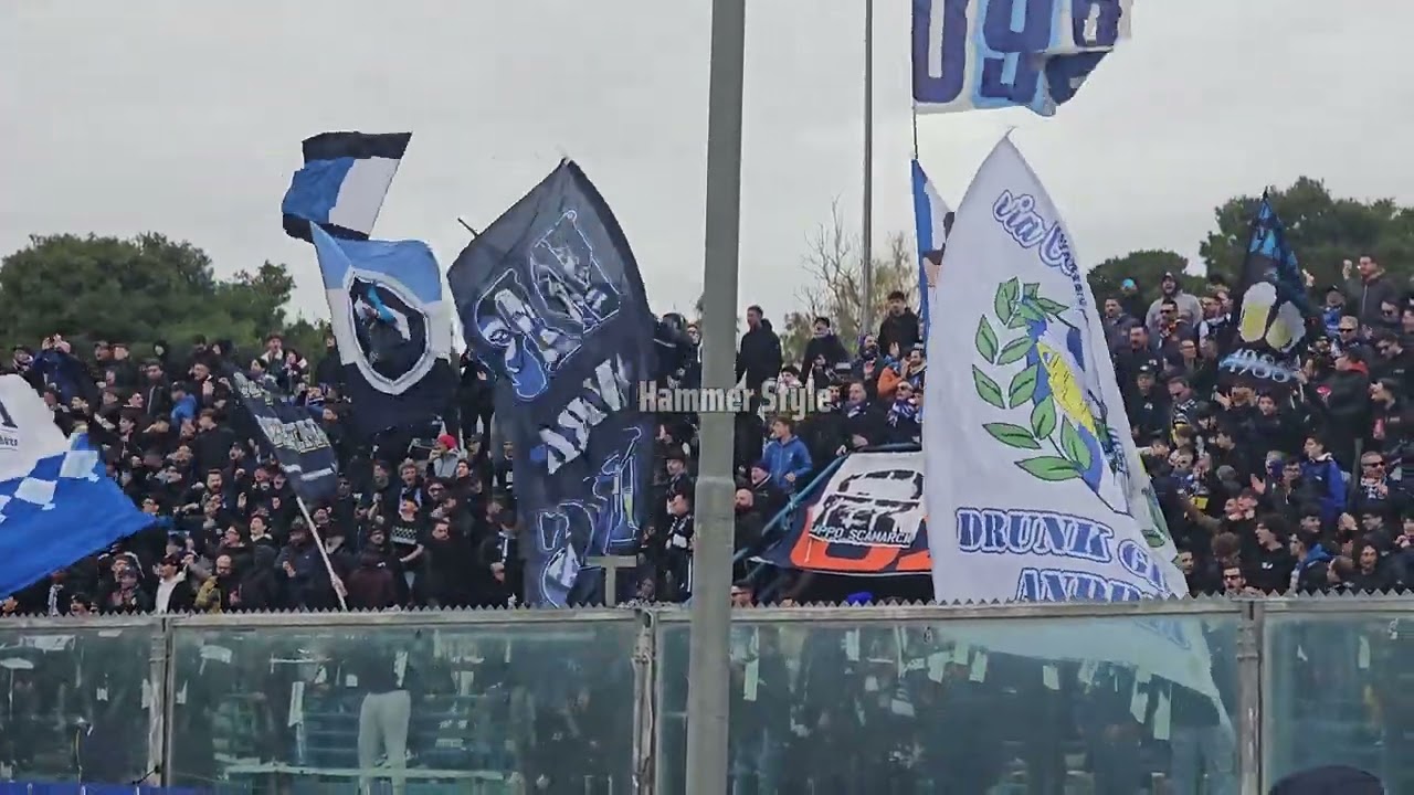 Fidelis Andria-Nocerina, la coreografia e il tifo degli ultras della Curva Nord