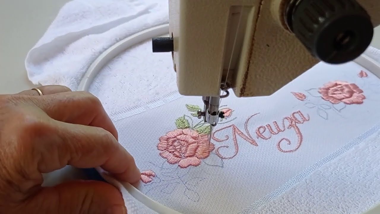 bordar rosas e nome em toalhas(64)