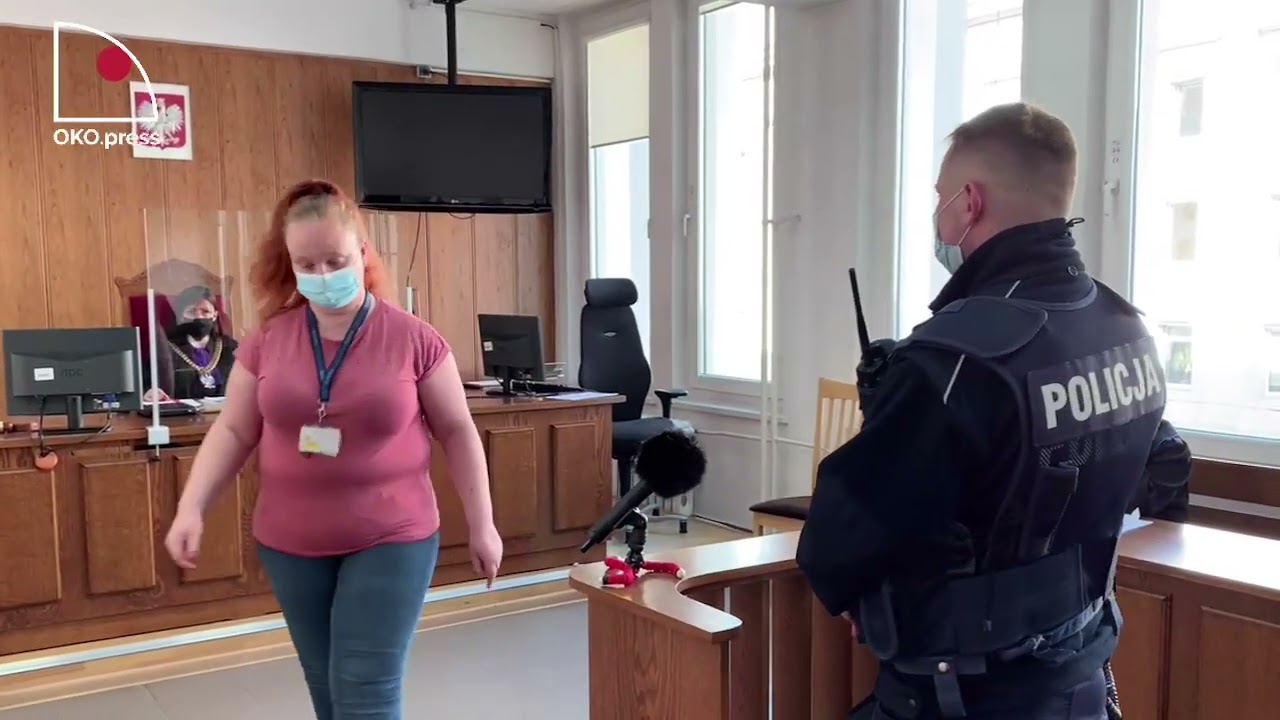 Babcia Kasia oskarżona o atak na policjantów. Pierwsza rozprawa w trybie dla chuliganów