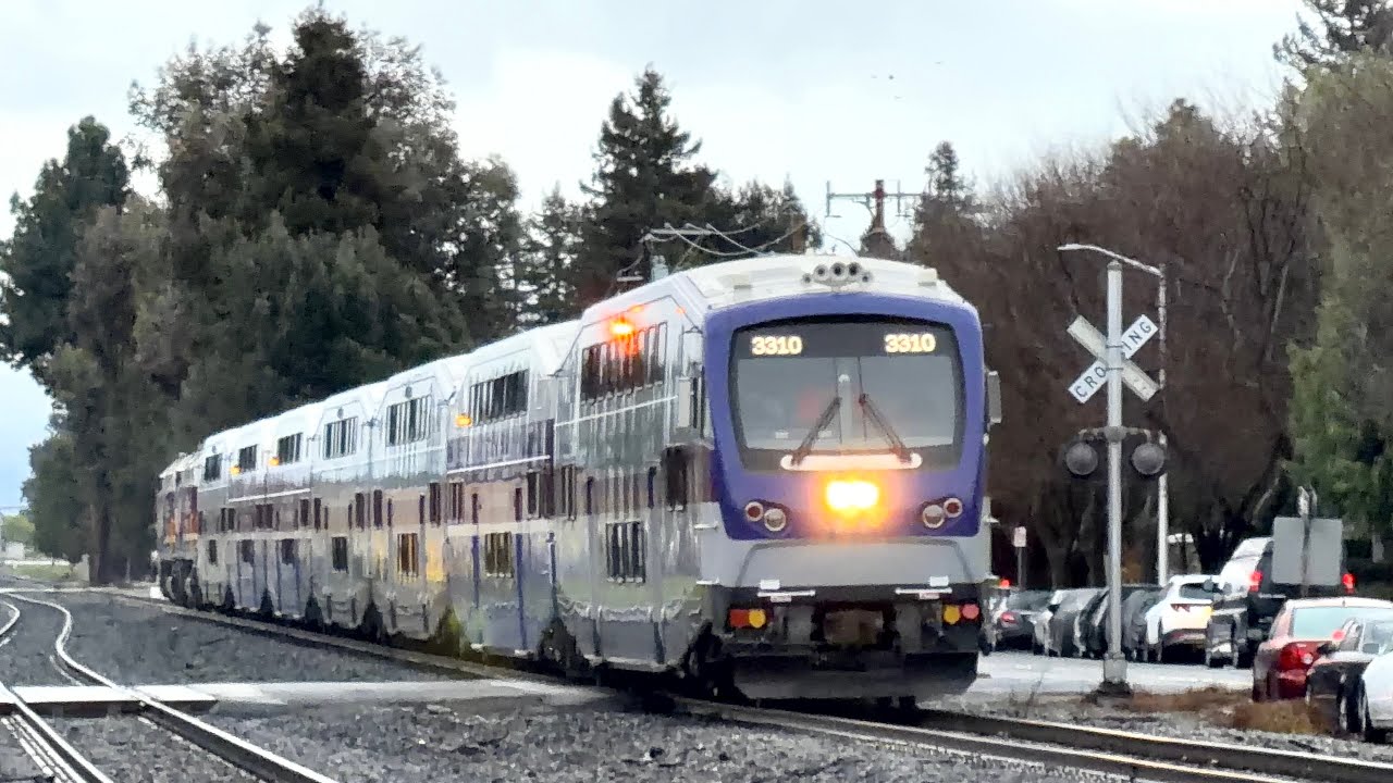 Экспресс Altamont Corridor Express (также известный как поезд ACE № 6) с двойной остановкой в ​​г...