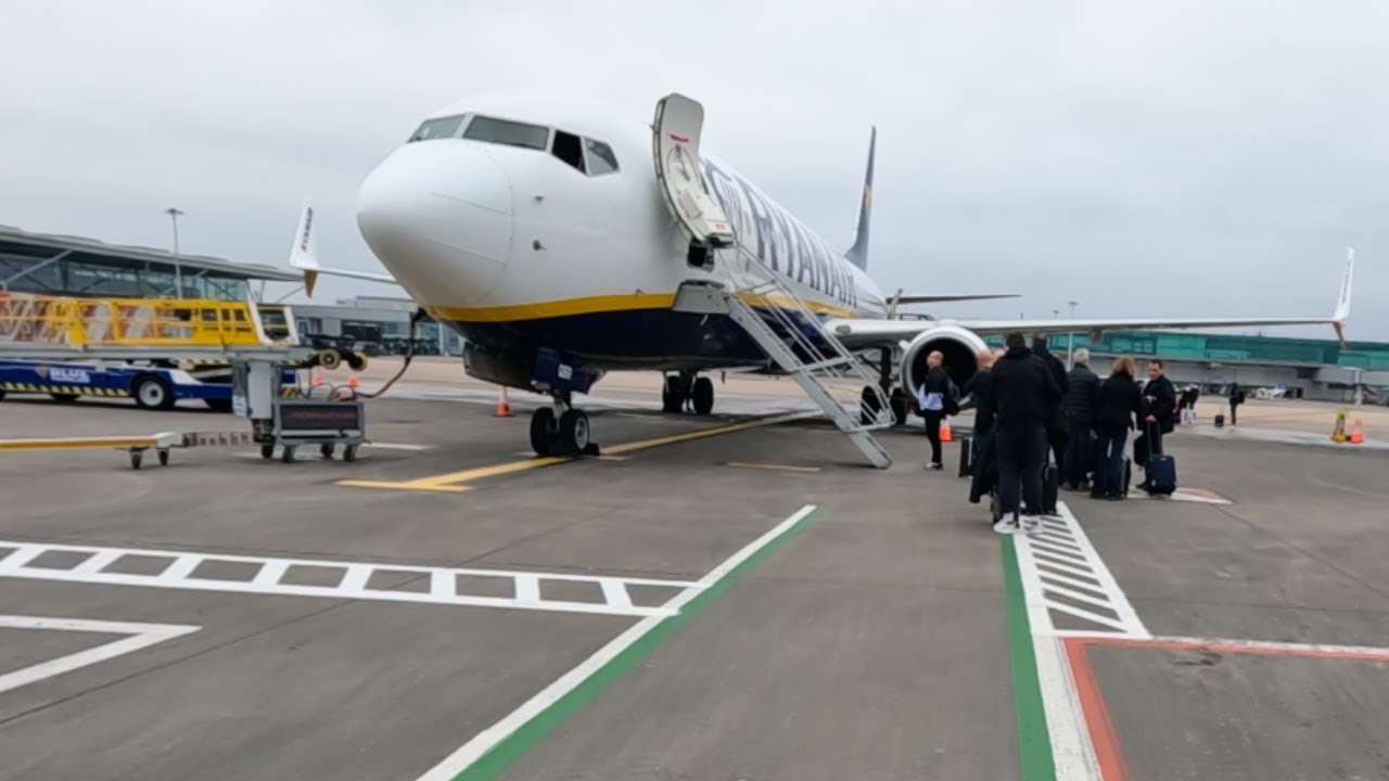 My Flight Experience from London Stansted to Naples Italy on Ryanair Airlines 🇮🇹