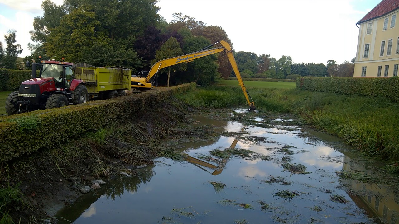 Krageholm rensar vallgraven.
