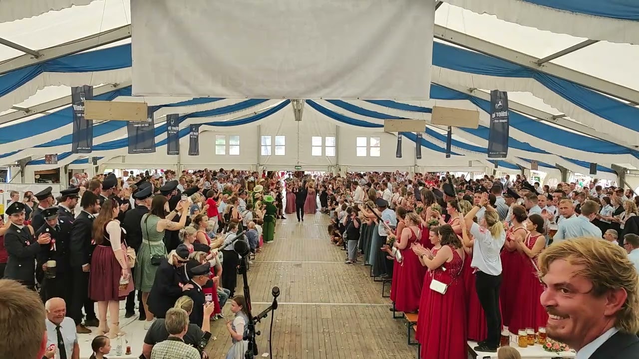 150 Jahre ffw Großbissendorf mit der Band Öha mit dem Fahneneinzug