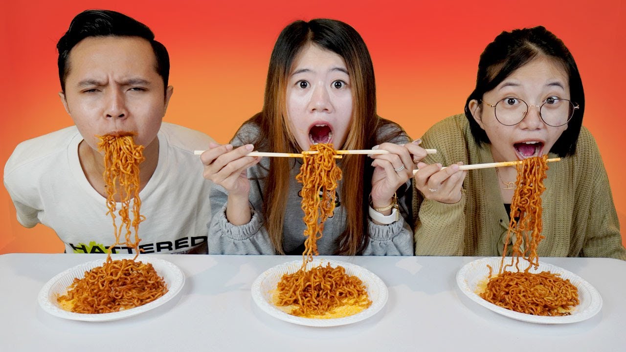 TANTANGAN MAKAN BUKA PUASA 1 TANGAN 2 TANGAN ATAU TANPA TANGAN!!