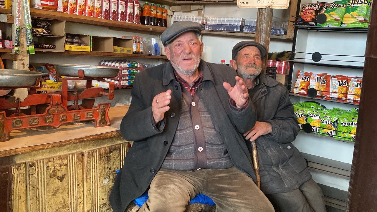 Köy bakkallarında vatandaşın tek gündemi