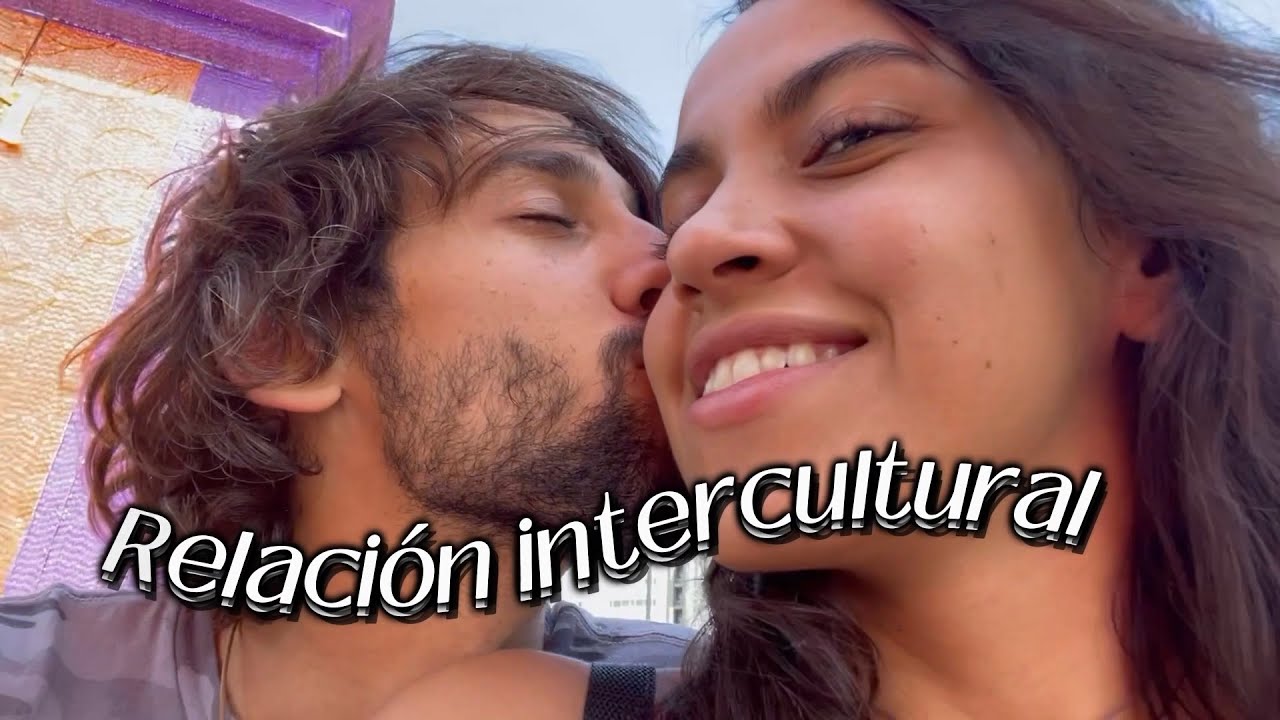 Gringo y Latina hablan sobre sus diferencias culturales