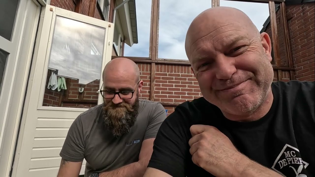 Freek doet onderhoud aan een airco bij Robert Bosch zijn ouders