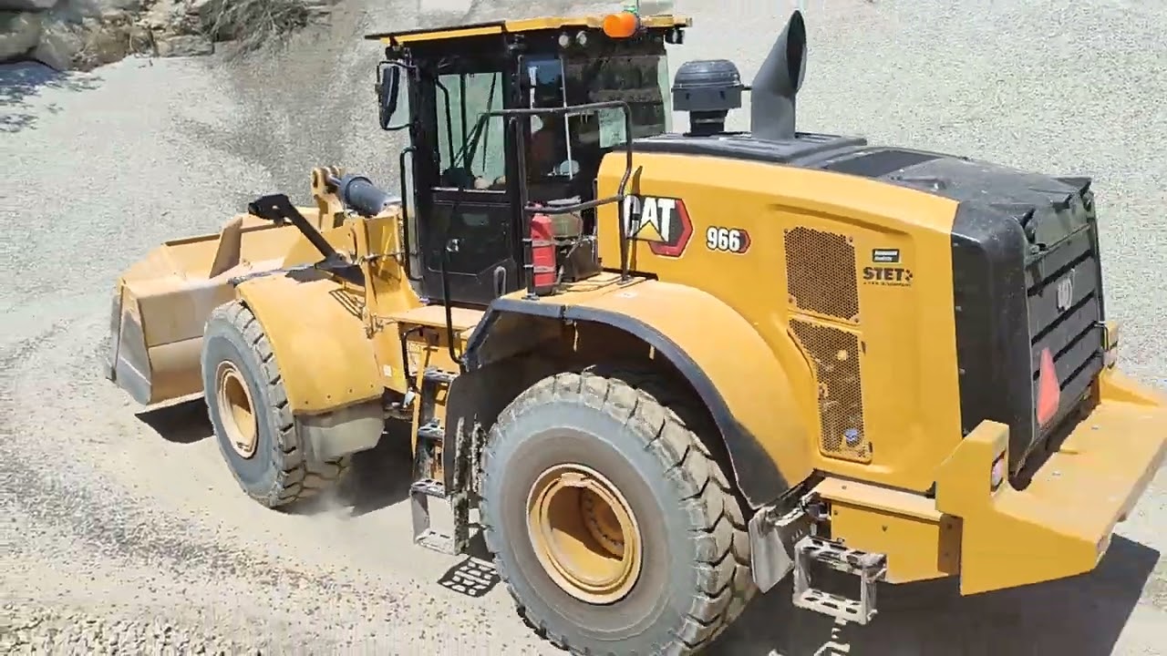 CAT 966 new generation loading Renault trailer...🇵🇹